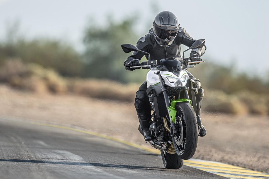 Riding: Front View of Z900