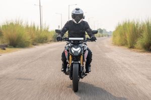 Riding: Front View of Xtreme 160R 4V