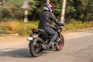 Riding: Rear Right Three Quarter View of Xtreme 160R 4V