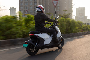 Riding: Rear Right Three Quarter View of Hypevolt-R