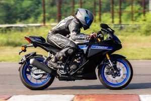 Riding: Side Profile (Right) View Profile View of YZF-R2
