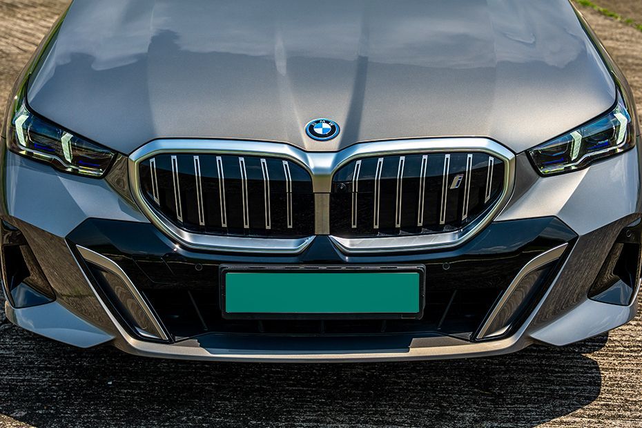 Daytime Running Lamps (DRL) Image of i5 LWB