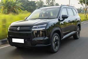 Driving: Front Left Quarter View Image of Hector Tomahawk EV