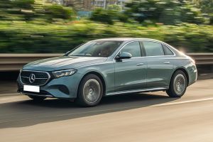 Driving: Front Left Quarter View Image of E-Class