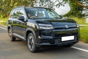Driving: Front Right Quarter View Image of Hector Tomahawk EV