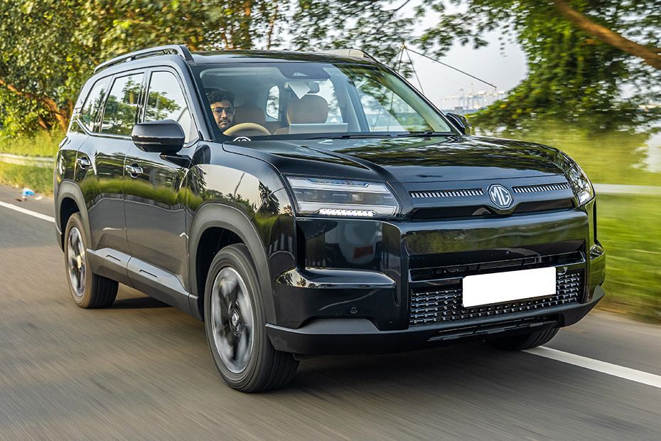 Driving: Front Right Quarter View Image of Hector Tomahawk EV