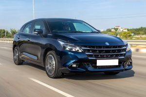 Driving: Front Right Quarter View Image of Baleno