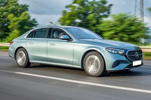Driving: Front Right Quarter View Image of E-Class