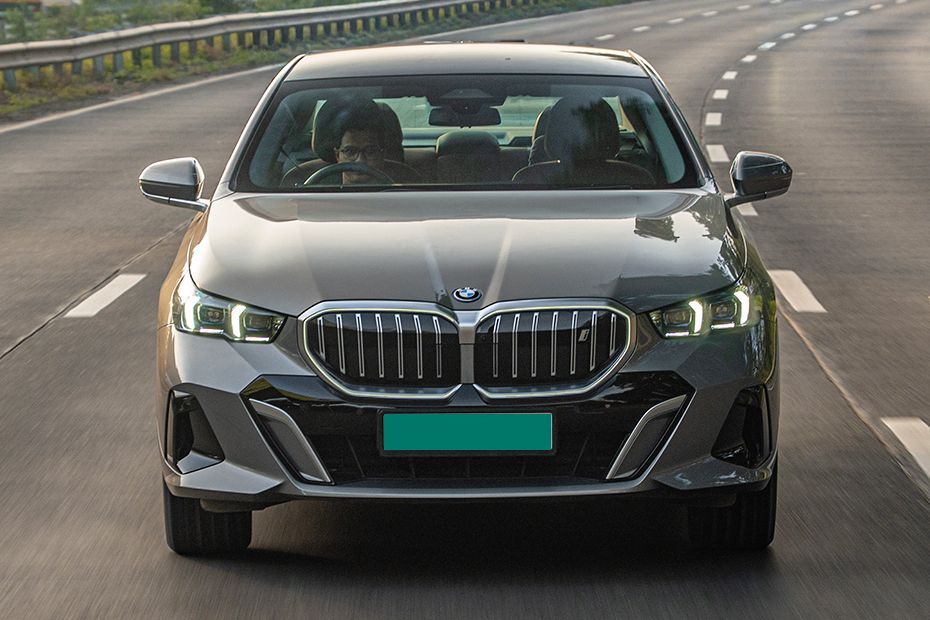 Driving: Front View Image of i5 LWB