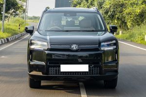 Driving: Front View Image of Hector Tomahawk EV