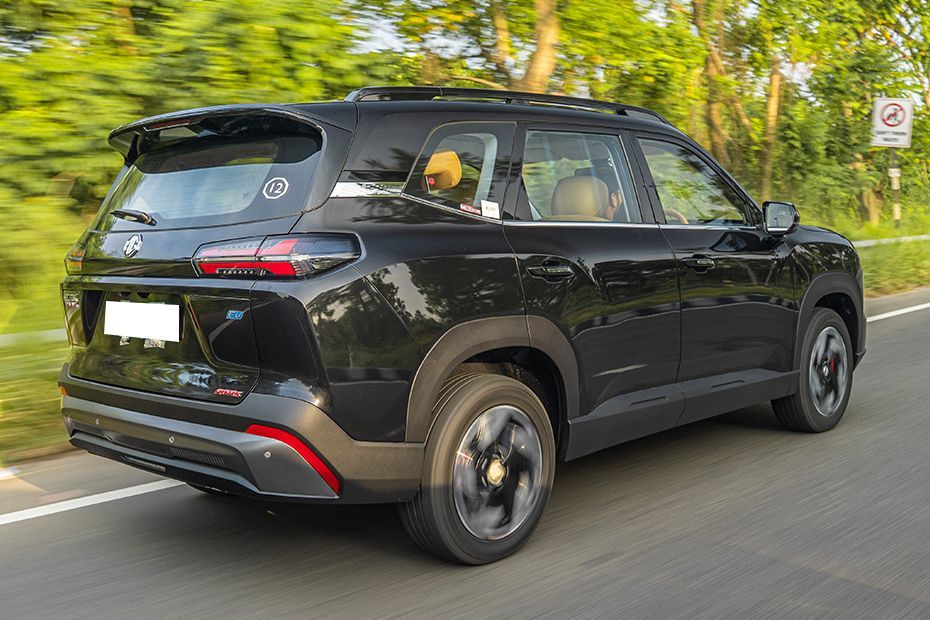 Driving: Rear Right Three Quarter View Image of Hector Tomahawk EV