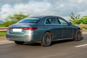 Driving: Rear Right Three Quarter View Image of E-Class