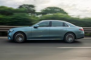 Driving: Side Profile (Left) View Image of E-Class