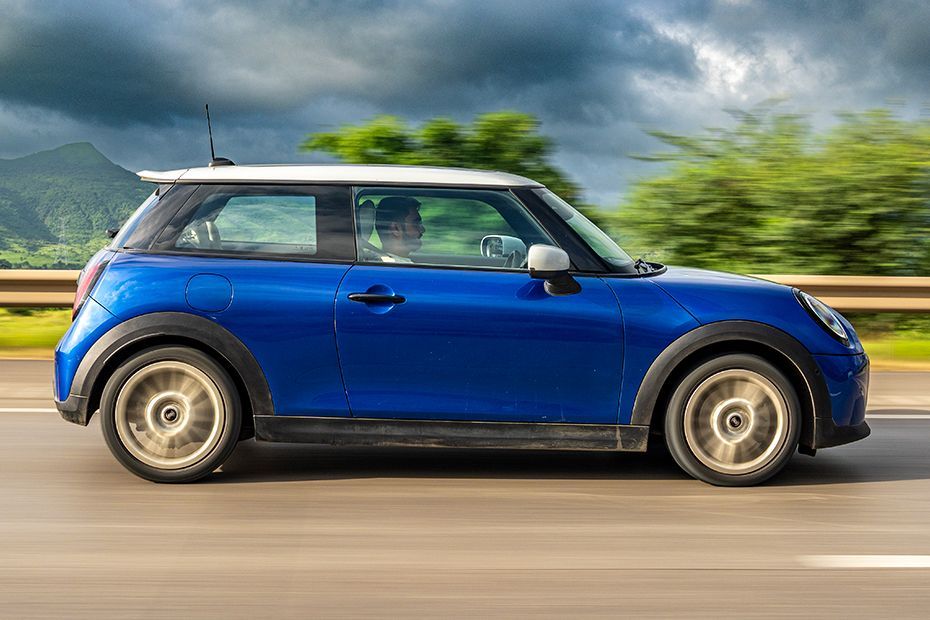 Driving: Side Profile (Right) View Image of Cooper S