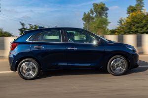 Driving: Side Profile (Right) View Image of Baleno