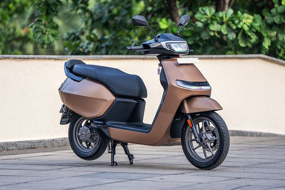 Front Right Quarter View of Konarc