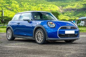 Front Right Quarter View Image of Cooper S