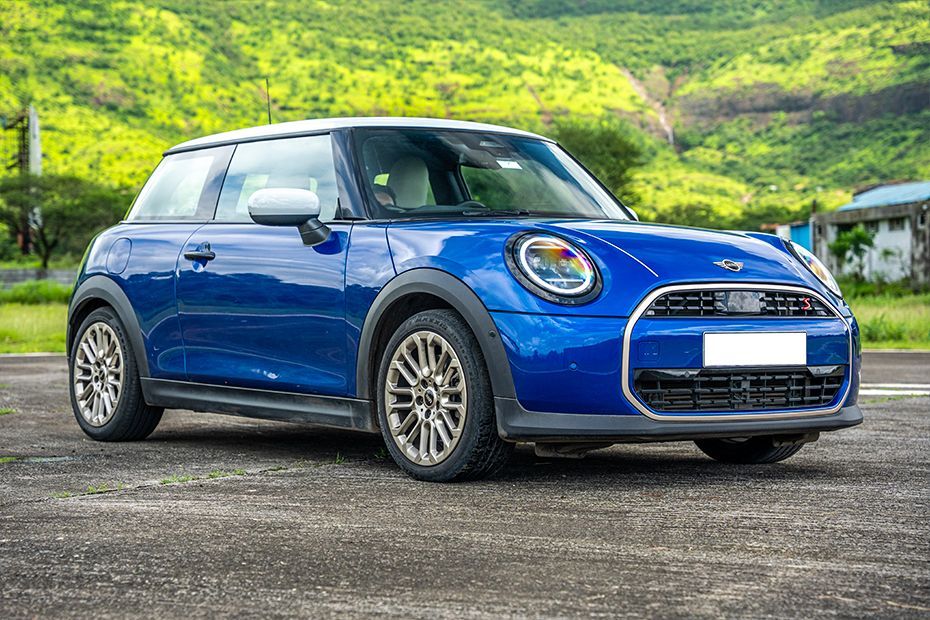 Front Right Quarter View Image of Cooper S