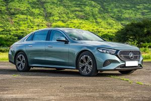 Front Right Quarter View Image of E-Class