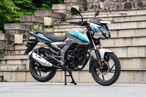Front Right Quarter View of Pulsar 125