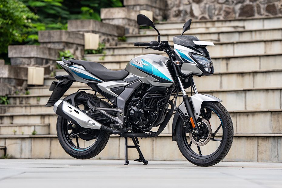 Front Right Quarter View of Pulsar 125