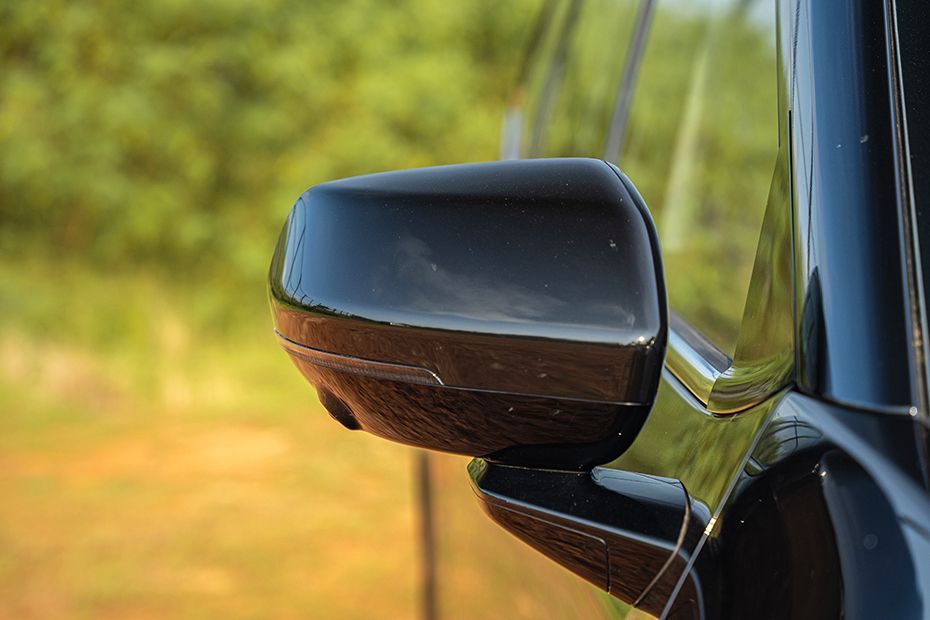 Outside Mirror Image of Hector Tomahawk EV