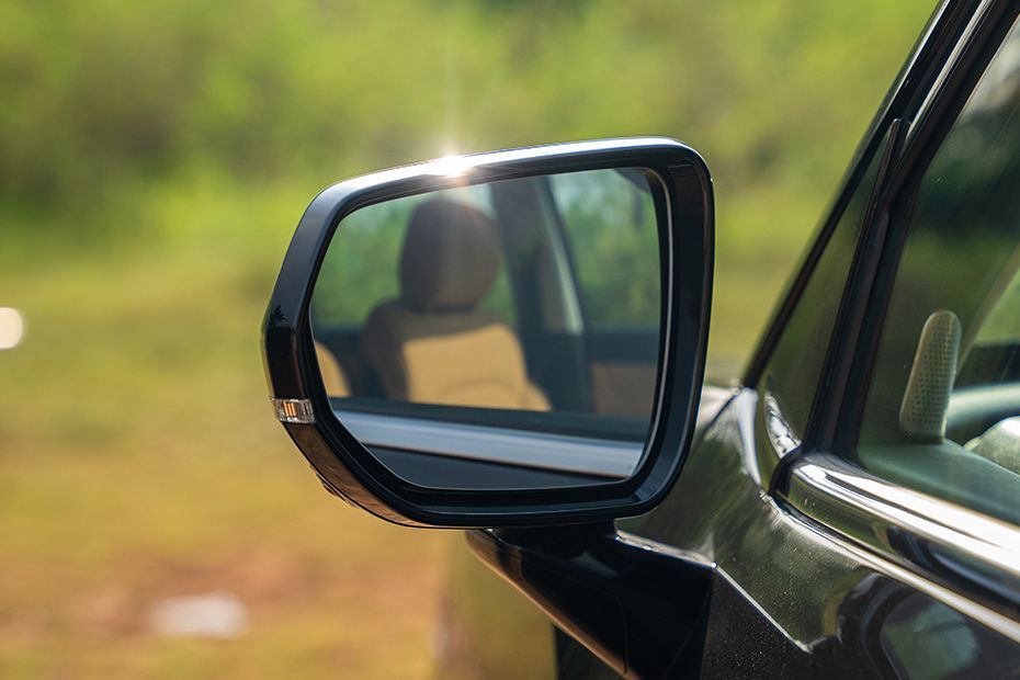 Outside Mirror Glass Image of Hector Tomahawk EV