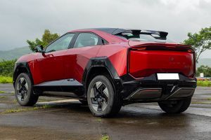 Rear Left Three Quarter View Image of BE 6