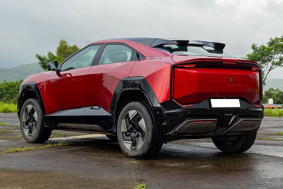 Rear Left Three Quarter View Image of BE 6