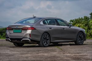 Rear Right Three Quarter View Image of i5 LWB