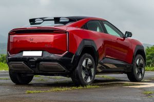 Rear Right Three Quarter View Image of BE 6