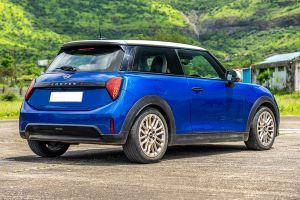 Rear Right Three Quarter View Image of Cooper S