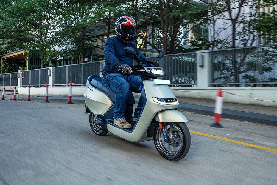 Riding: Front Right Quarter View of Konarc