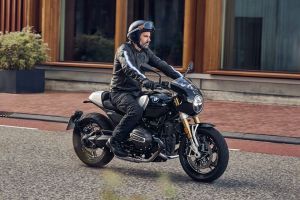 Riding: Front Right Quarter View of R 12 nineT