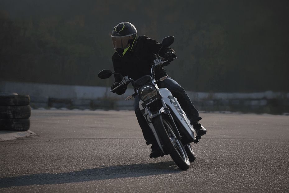 Riding: Front View of Quanta