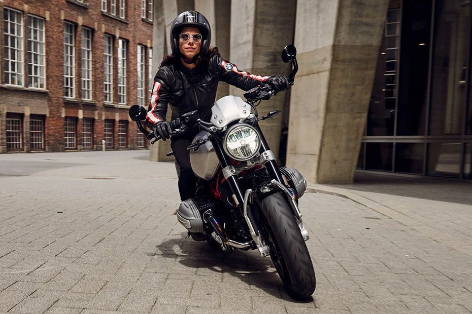 Riding: Front View of R 12 nineT