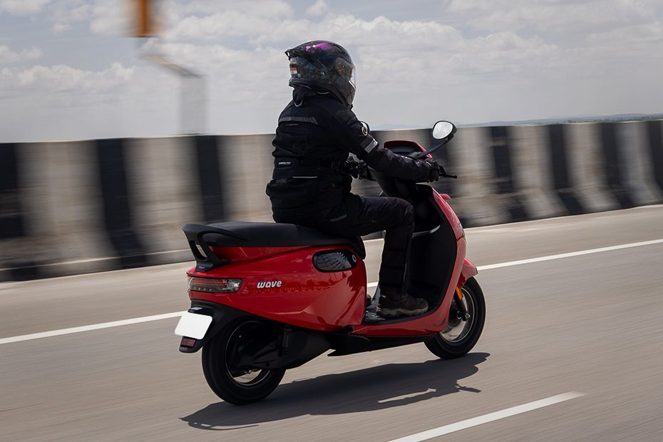 Riding: Rear Right Three Quarter View of Wave
