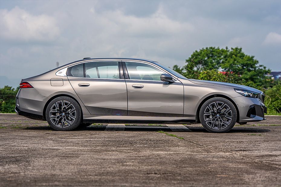 Side Profile View (Right) Image of i5 LWB