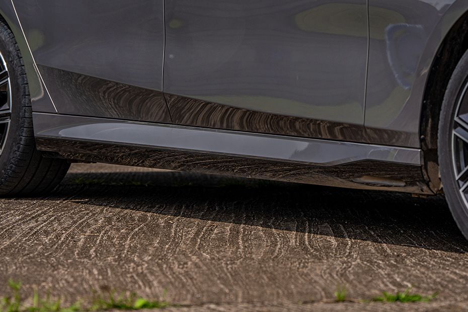 Side Skirt Image of i5 LWB