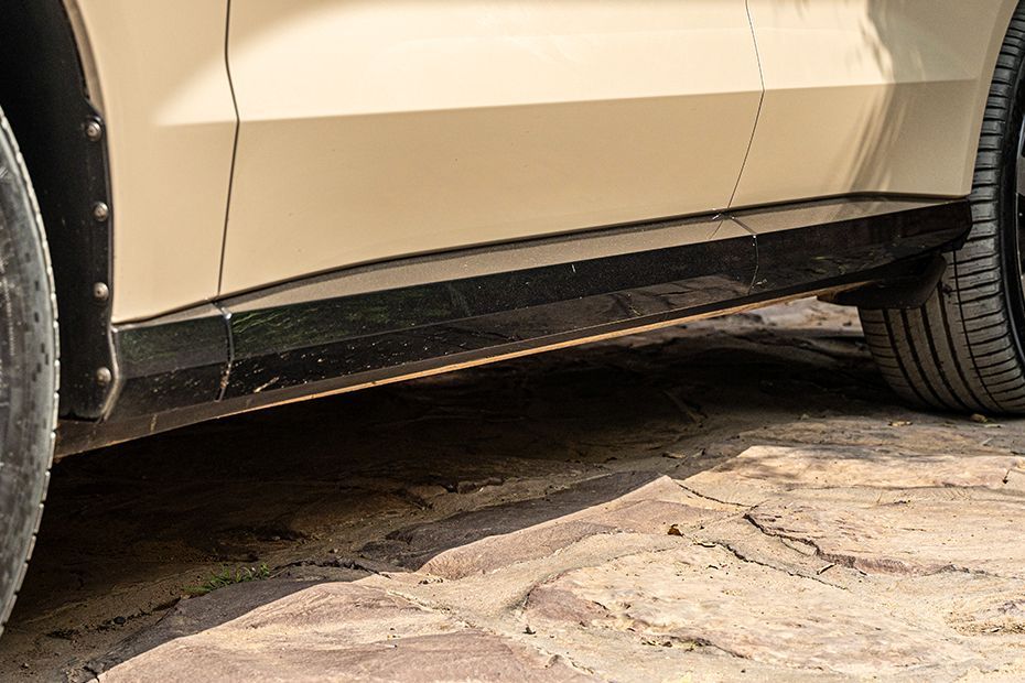 Side Skirt Image of EX90