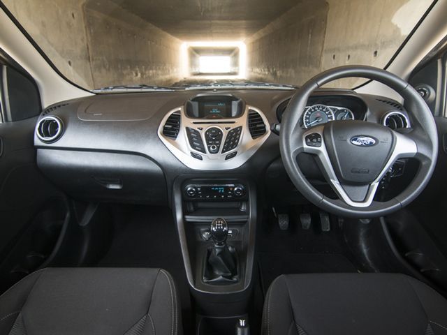  Galería de revisión del interior del Ford Figo Hatchback