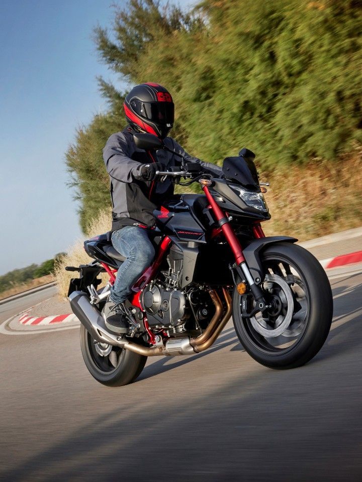 It flaunts the familiar Hornet styling seen on the Hornet 2.0 and CB300F in India.