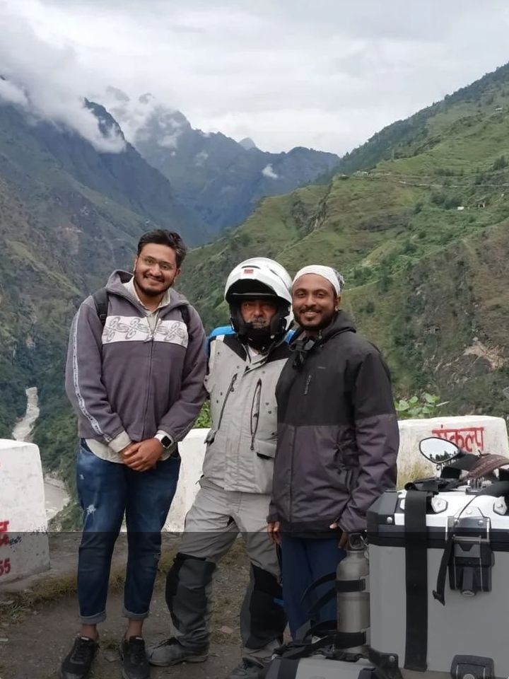 Recently, on a ride in the Himalayas, Ajith helped out a random stranded biker with a flat tyre