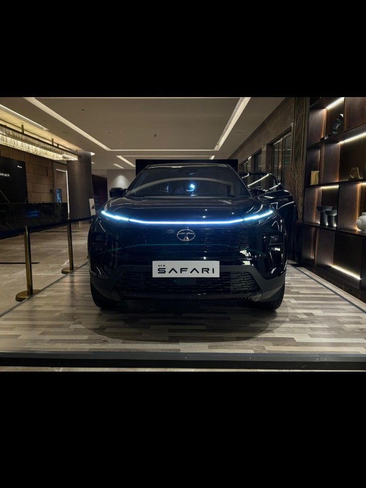We’ll be explaining details about the 2023 Tata Safari Dark Edition