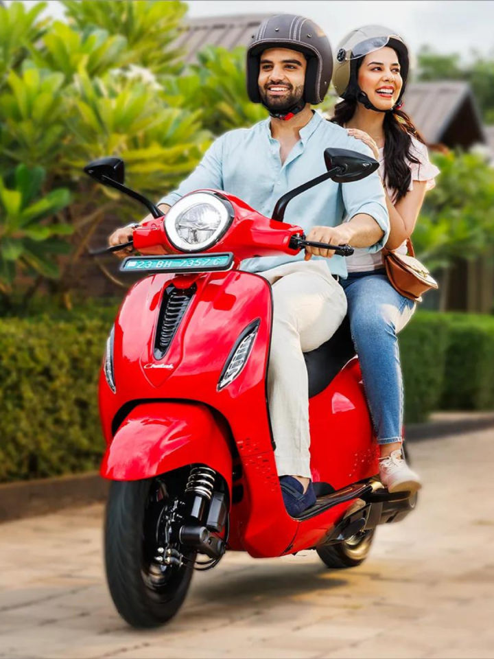 The Bajaj Chetak 2901 is the cheapest Chetak variant priced at Rs 95,998 (ex-sh, Bengaluru, with EMPS (Electric Mobility Promotion Scheme 2024) subsidy)