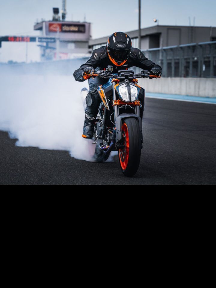 The KTM 890 Duke R has been launched in India. Here are its top highlights: