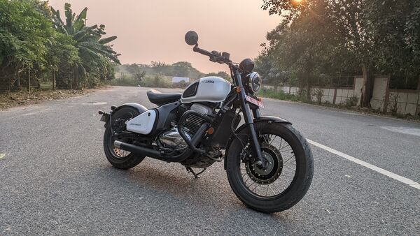 Jawa 42 Bobber Review: Performance, Features, Comfort And More - ZigWheels